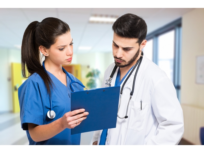 нарколог картинки. фотосессия пары медиков. врач терапевт. средне визовый врач в среднем вековье. врач и пациент фото.